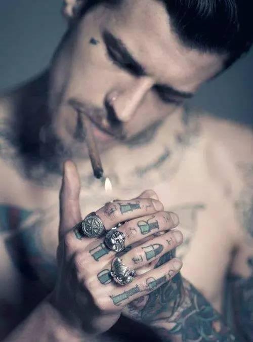 纹身男网红吃瓜图片大全